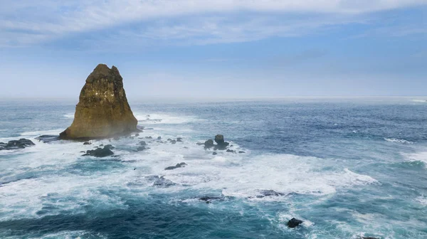 Hermoso paisaje marino con grandes corales en la playa de Papuma —  Fotos de Stock