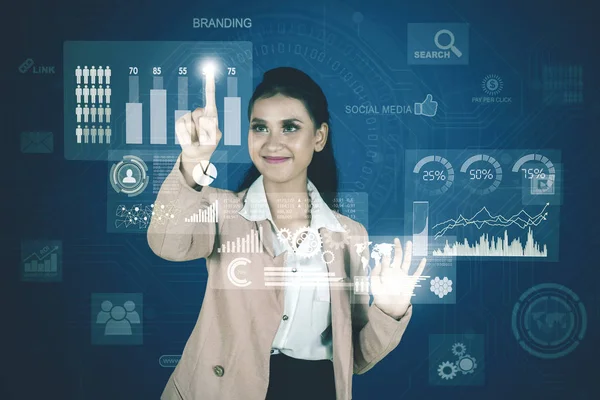 Affärskvinna arbetar med virtuella ekonomiska diagram — Stockfoto