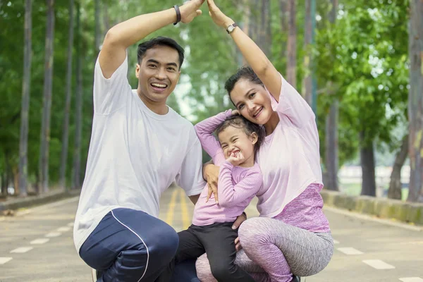 Söt tjej chattar med sina föräldrar i parken — Stockfoto