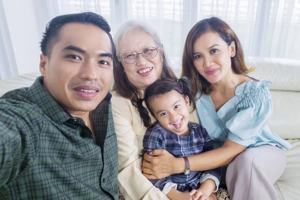 Mulher bonita preparando refeições para sua família — Fotografia de Stock