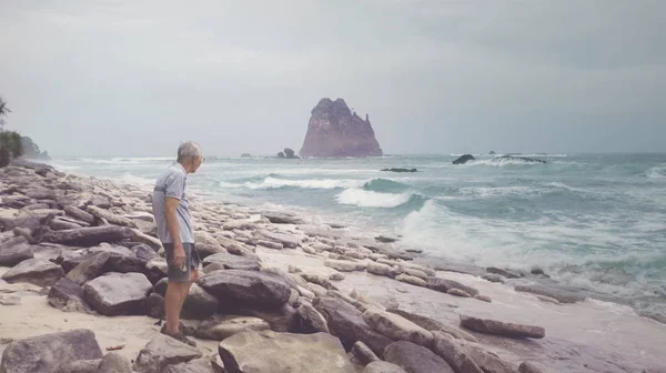 Papuma sahil şeridinde duran yaşlı adam — Stok fotoğraf