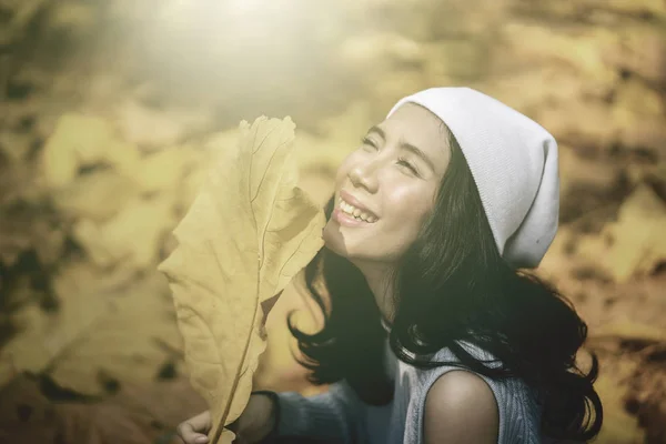 Femme est assis au parc d'automne avec téléphone portable — Photo