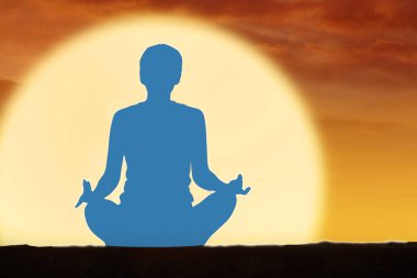 Vishuddha çakra ile yoga yapan genç kadın