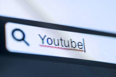 Tarayıcı sekmesinde yazılan Youtube sözcüğü