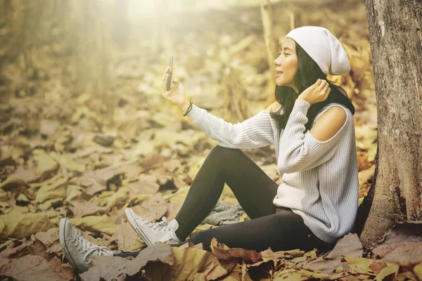 Woman taking selfie photo at autumn park — Stock Photo, Image