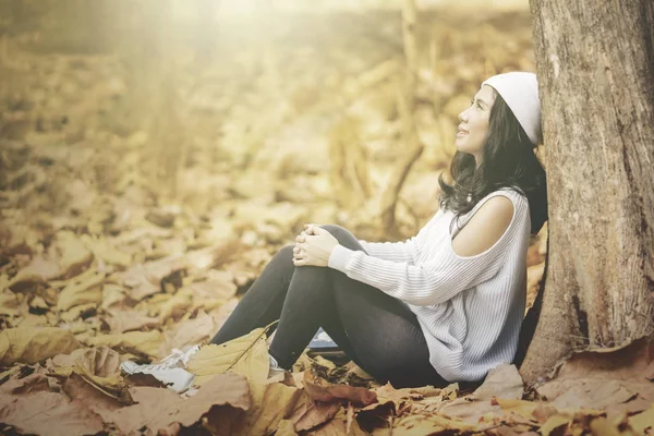 Giovane donna che sogna ad occhi aperti al parco autunnale — Foto Stock