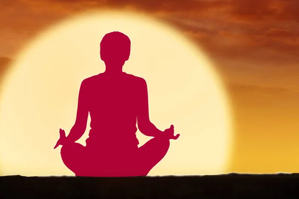 Mujer joven meditando con el chakra Muladhara — Foto de Stock