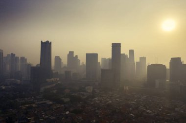 Alacakaranlıkta Jakarta şehir merkezinde hava kirlendi