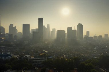 Hava sabah saatlerinde Jakarta şehir merkezinde kirlenmiş