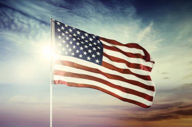 Şafak vakti Amerikan bayrağı esiyor