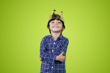 Çocuk film üretimi sırasında clapperboard tutar