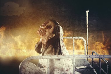 Yanan duvarla sürünen ürkütücü gelin hayaleti 