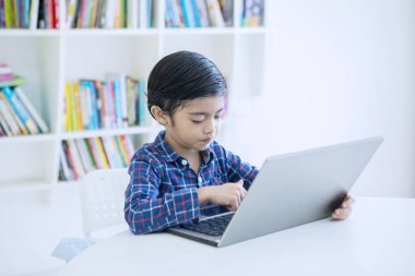 Çocuk film üretimi sırasında clapperboard tutar