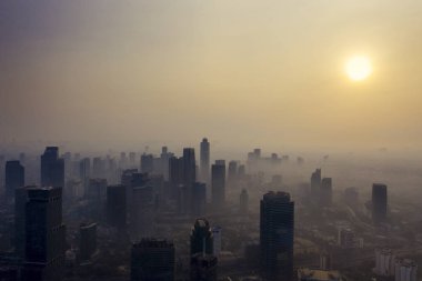 Alacakaranlıkta hava kirlenmiş Jakarta şehir