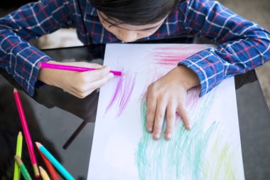 Çocuk film üretimi sırasında clapperboard tutar