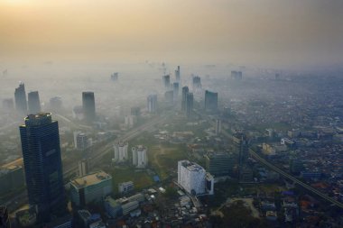 Sabah saatlerinde Misty Jakarta şehir manzarası