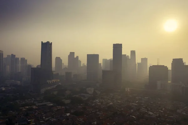 Pollution atmosphérique au centre-ville de Jakarta au crépuscule — Photo