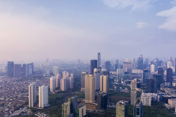 Навколо готелю знаходяться забруднення повітря, що оточує місто Джакарта — стокове фото