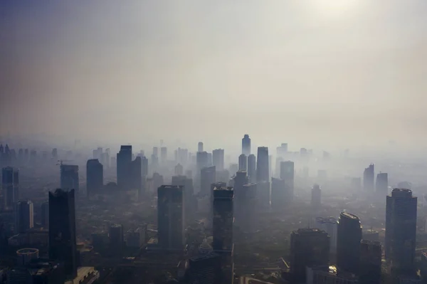 Pollution de l'air pittoresque avec silhouette de gratte-ciel — Photo