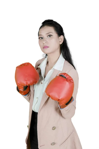 Femme d'affaires en colère portant des gants de boxe — Photo