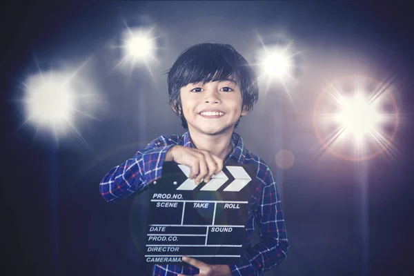 Child holds clapperboard during film production — Stock Photo, Image