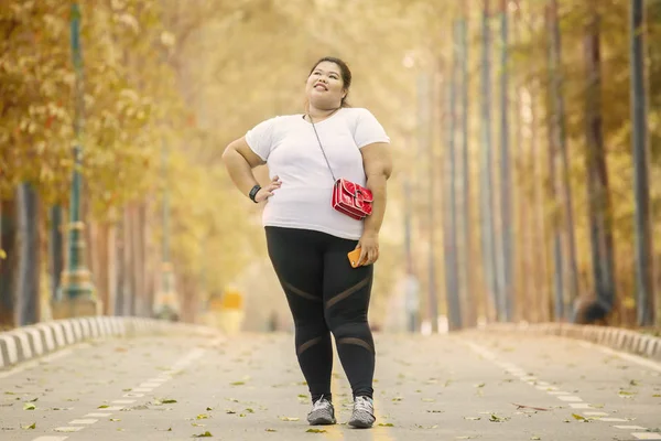 Femme de graisse confiante en arrière-plan automne saison — Photo