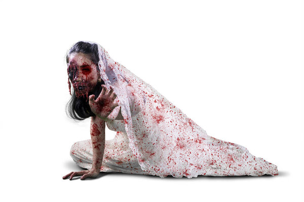 Жуткая невеста-призрак, кишащий горящей стеной
 