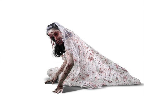 Жуткая невеста-призрак, кишащий горящей стеной
 