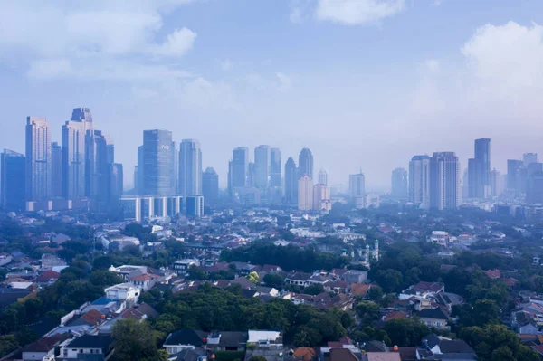 Dense residenziale alla mattina nebbiosa nella città di Jakarta — Foto Stock