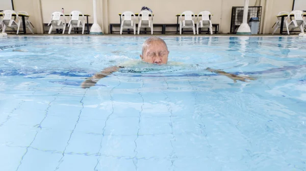Homem idoso fazendo exercícios de natação — Fotografia de Stock