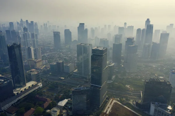 Foggy Jakarta paysage urbain à l'heure du matin — Photo