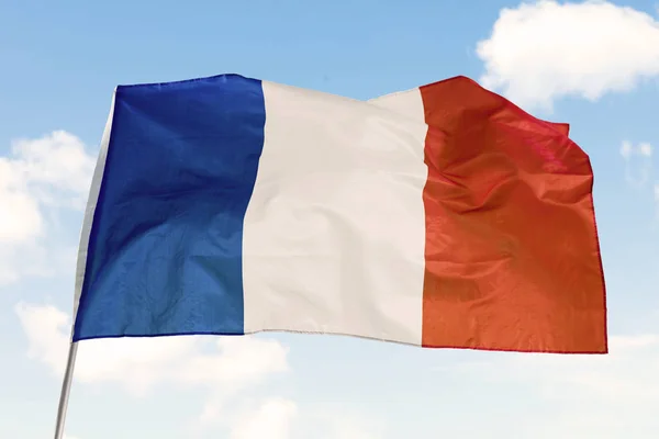 Bandeira da França acenando sob o céu azul — Fotografia de Stock