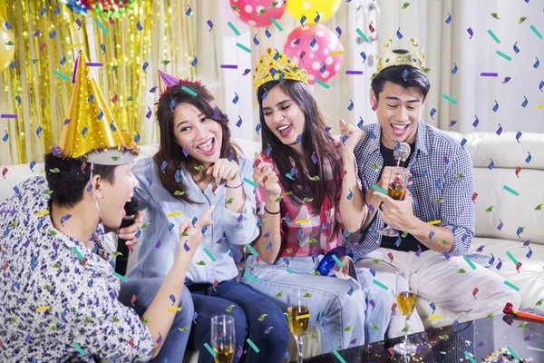 Happy people having a party with singing together — Stock Photo, Image