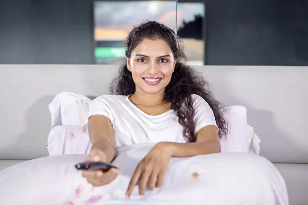 Красивая индийская женщина лежит на спальне — стоковое фото