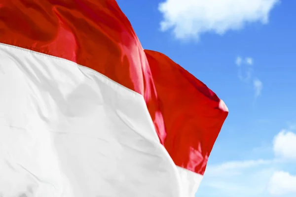 Indonesië vlag met blauwe hemel achtergrond — Stockfoto
