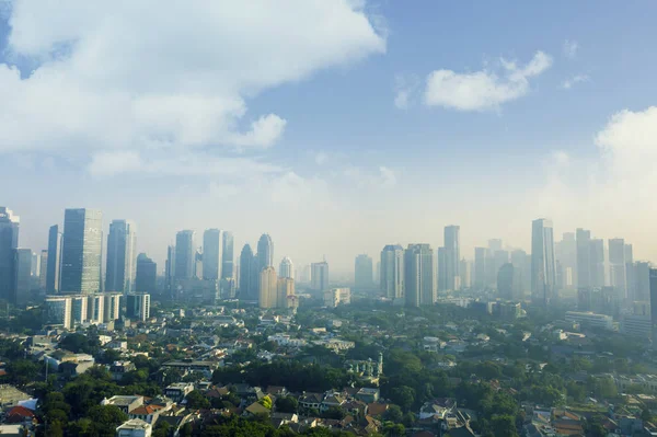 Jakarta città con denso residenziale al mattino nebbioso — Foto Stock