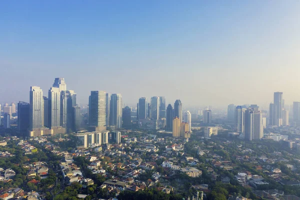 Peisajul orașului Jakarta cu zgârie-nori rezidențiale și zgârie-nori — Fotografie, imagine de stoc
