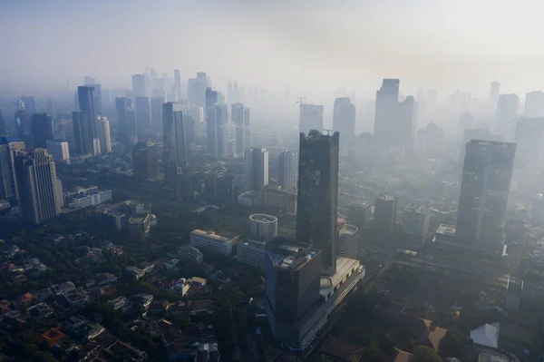 Paisagem urbana de Jacarta com arranha-céus e poluição do ar — Fotografia de Stock