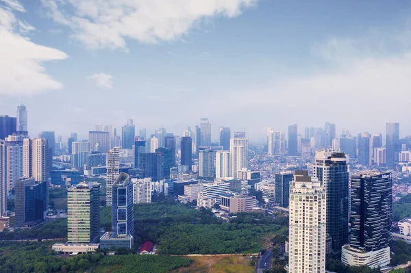 Jakarta centro con l'aria inquinata sotto il cielo blu — Foto Stock