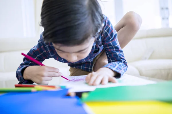 L'enfant tient un clapet pendant la production du film — Photo