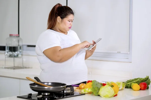 Kövér nő fogott vörös kézzel megnézni hűtőszekrény — Stock Fotó