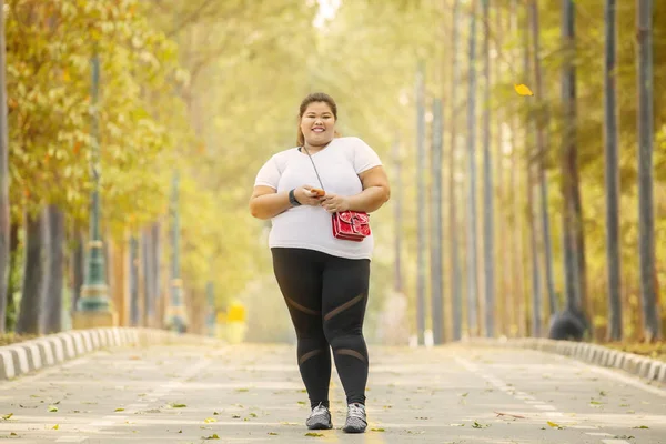 Mujer gorda atrapada con las manos en la masa mirando nevera — Foto de Stock