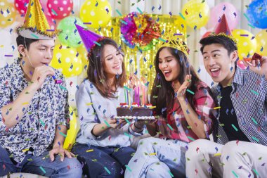 İnsanlar arkadaşları için bir doğum günü sürprizi yapıyor