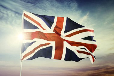 Şafak vakti Birleşik Krallık bayrağı sallanıyor