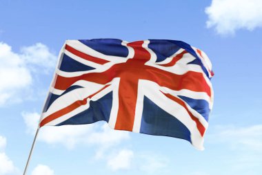 Mavi gökyüzü arka planlı Birleşik Krallık bayrağı