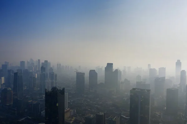 Maisons résidentielles et gratte-ciel pollués — Photo