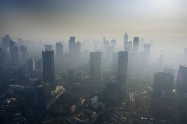 Maisons résidentielles et gratte-ciel avec brouillard — Photo