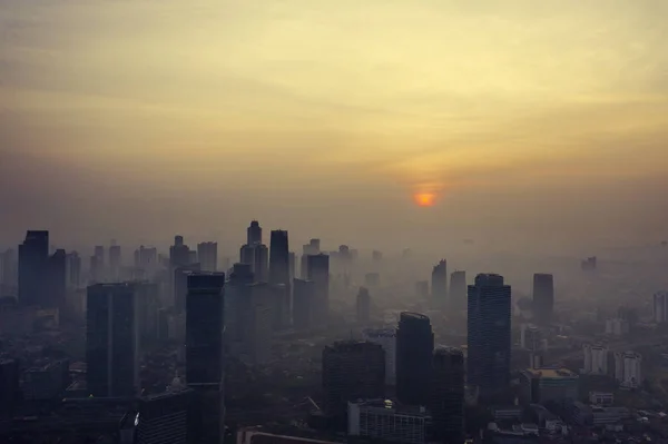 Gratte-ciel et maisons résidentielles avec brouillard — Photo