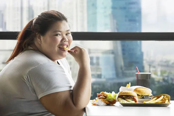 Mujer gorda atrapada con las manos en la masa mirando nevera — Foto de Stock