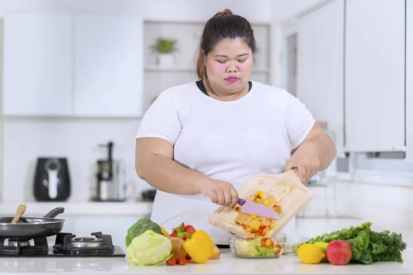 Mujer gorda atrapada con las manos en la masa mirando nevera — Foto de Stock